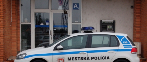Zadržali muža na streche